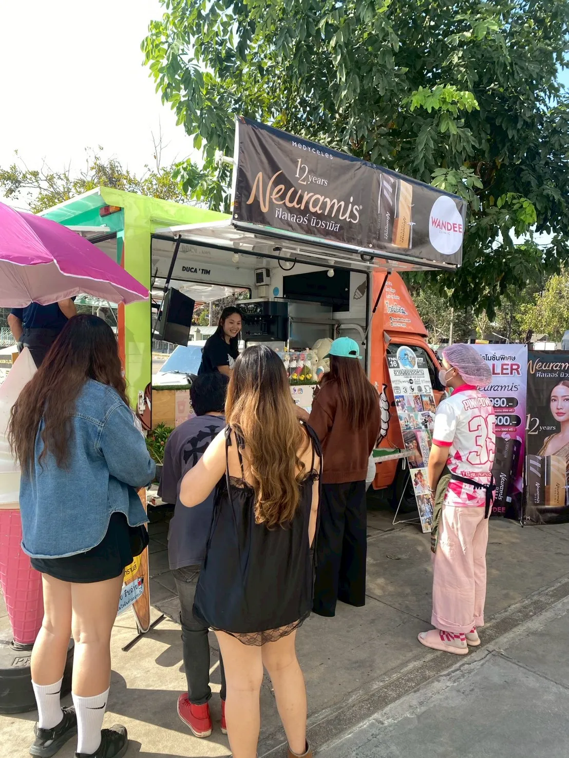 Wandee X Medyceles แจกความหวาน รับวาเลนไทน์